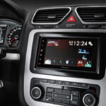 bilsens inre med ratt och instrumentbräda (AI text)