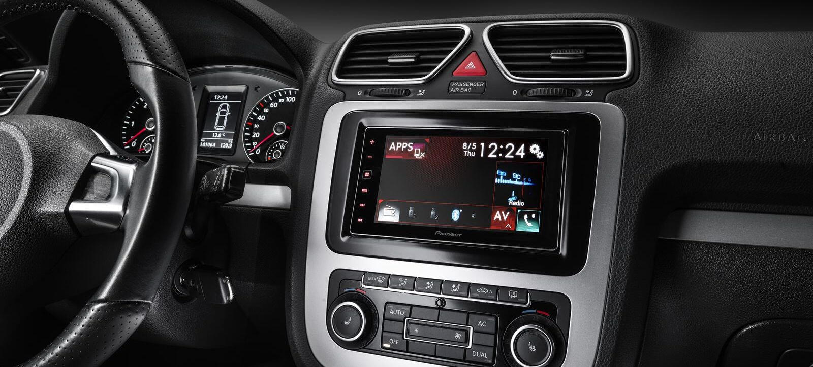 bilsens inre med ratt och instrumentbräda (AI text)