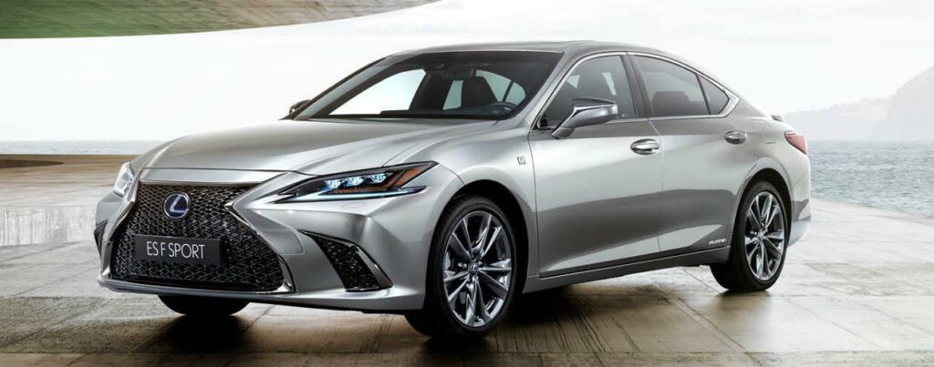 2019 Lexus ES står parkerad framför ett byggnad. (AI text)