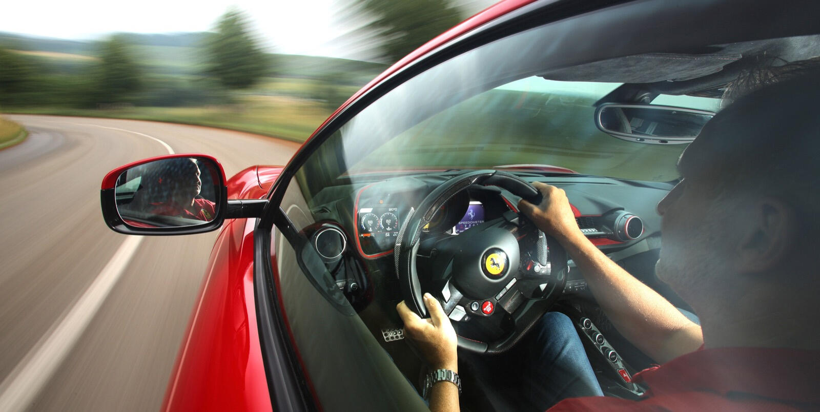 En man kör en röd sportbil. (AI text)