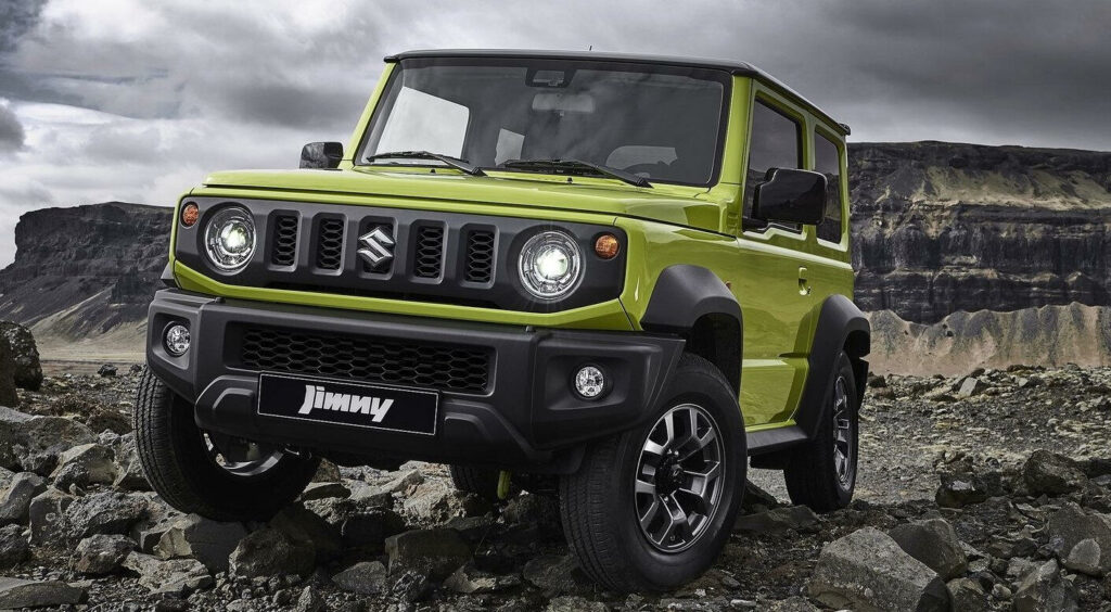 Suzuki Jimny parkerad på en stenig ås. (AI text)