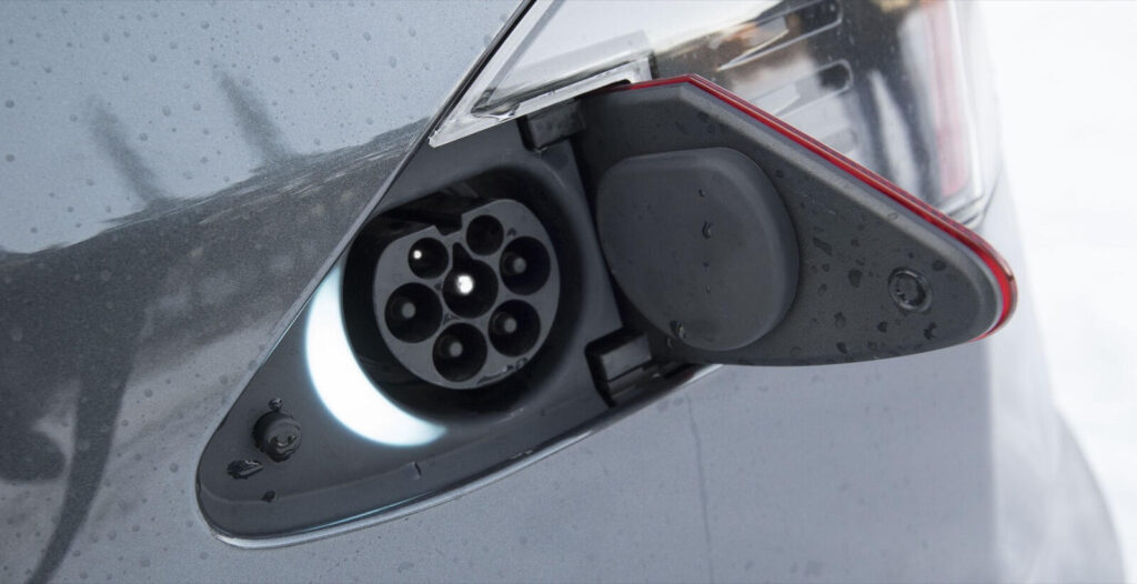 En bil är uppkopplad till en elladdare. (AI text)