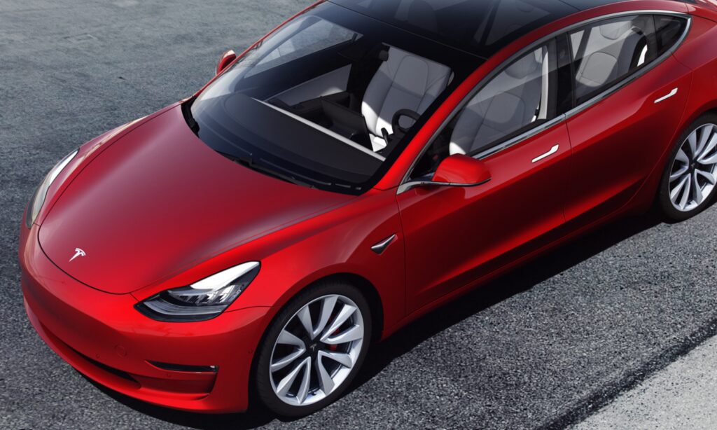 Tesla Model 3 parkerad på gatan (AI text)