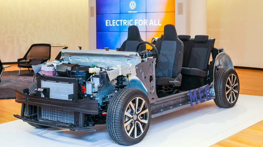 Volkswagens elbil ska kosta från 25.000 euro. Det här är egentligen inget nytt besked – Volkswagen har hintat om prislappen för den kommande elbilen redan för två år sedan.