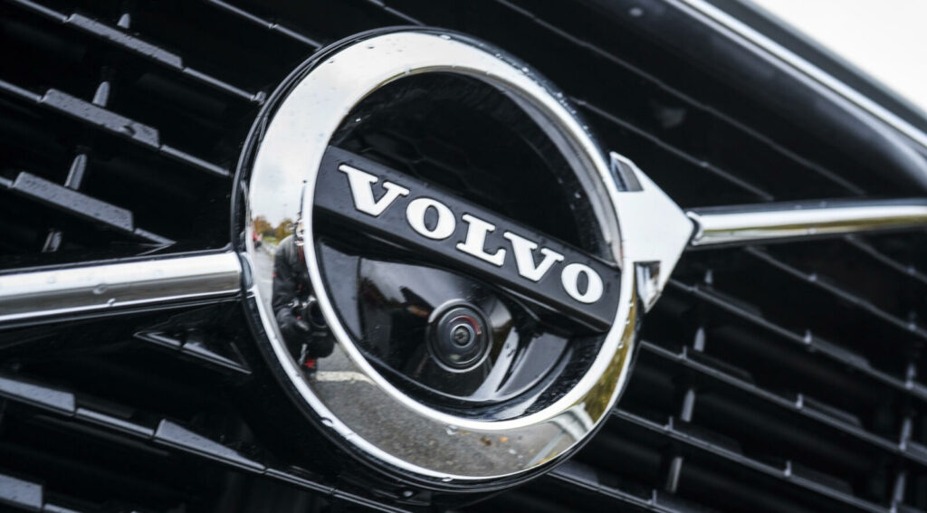 Volvo-logotypen syns på ratet på bilen. (AI text)