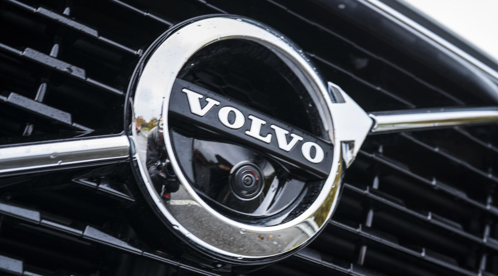 Volvo-logotypen syns på ratet på bilen. (AI text)