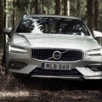 En Volvo XC90-fyrhjulsdriven fortfarande genom en snaskig skog. (AI text)