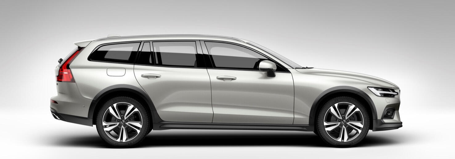 En Volvo XC90 SUV mot en grå bakgrund. (AI text)