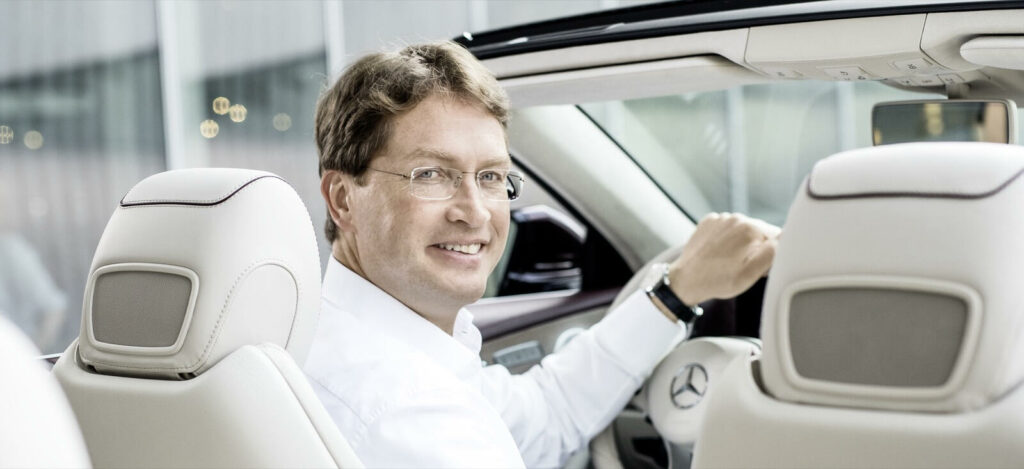 En man kör en bil. (AI text)