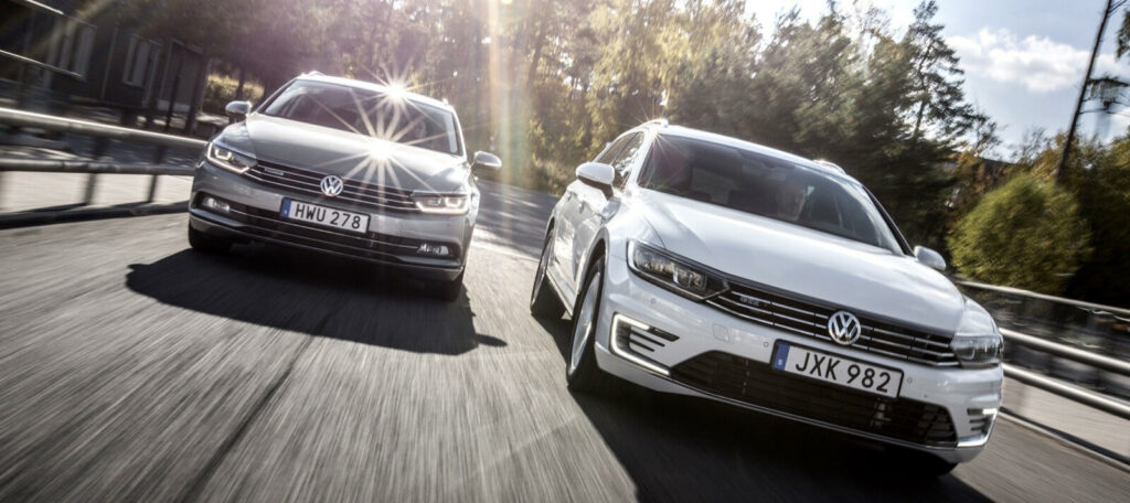 Dieselbilen till vänster kan levereras med kort varsel. Men laddhybriden till höger kan Volkswagen inte sälja förrän i juli nästa år.