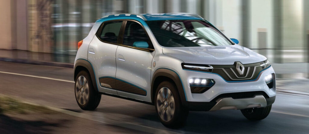 En vit SUV kör nerför en stadsgata. (AI text)