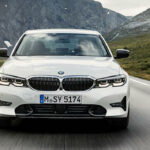 BMW X3 kör på en bergsväg (AI text)