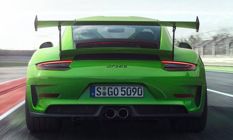 Den nya Porsche 911 GTS RS är en grön bil med en grön bakre spoiler. (AI text)