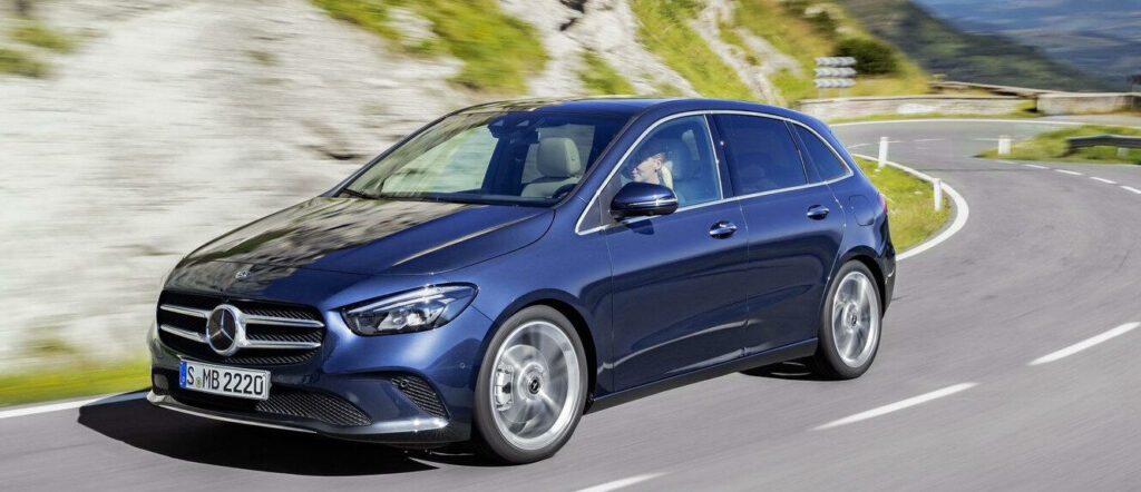 Mercedes-Benz B-klassen kör nerför en bergsväg. (AI text)