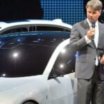 BMW-chefen Harald Krüger visar elbil för förbundskansler Angela Merkel. Foto: Thomas Lohnes/Getty Images.