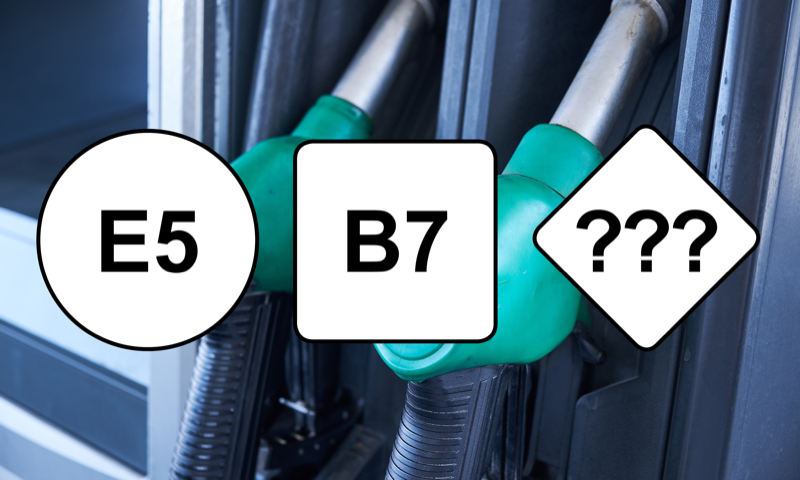 En bil med en grön bränslepump och ett frågetecken. (AI text)