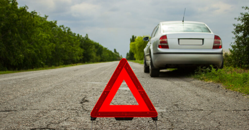 En bil står parkerad vid sidan av vägen. (AI text)