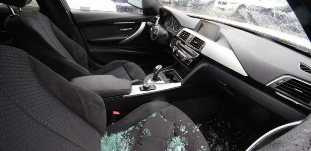 En bil med spräckta fönster (AI text)