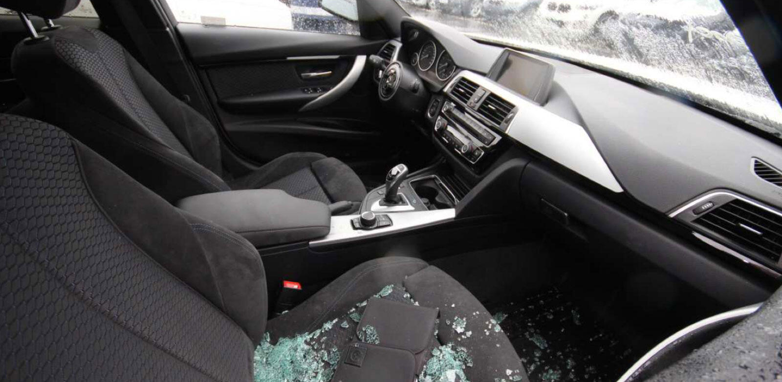 En bil med spräckta fönster (AI text)