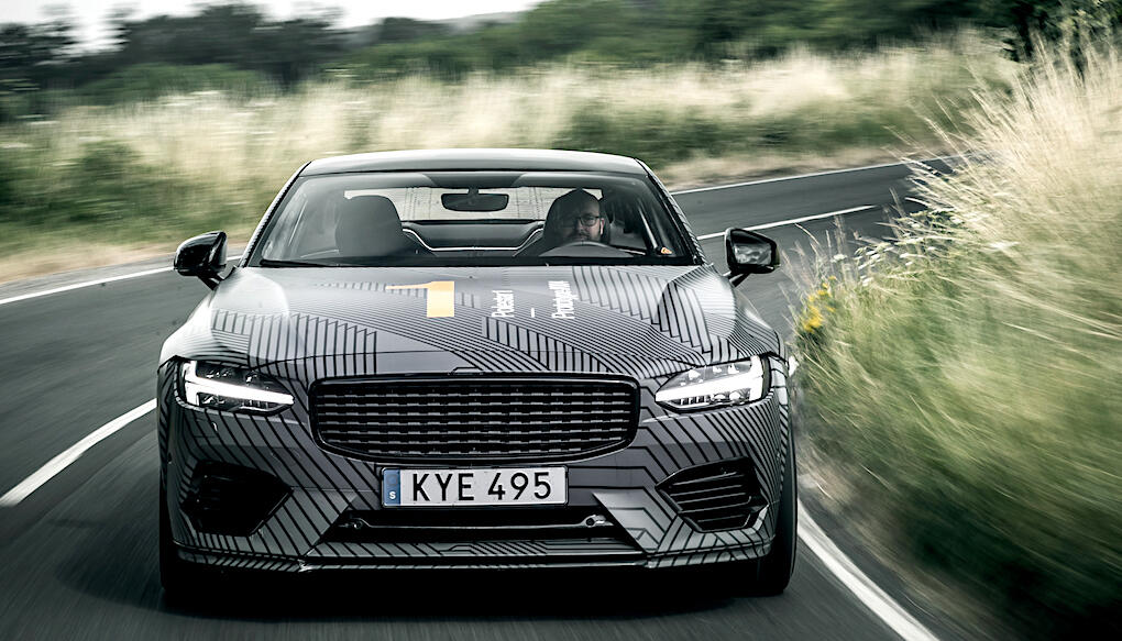 Den nya BMW X5 xDrive kör nerför en landsväg. (AI text)