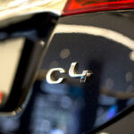 En Honda C4 CLS V är parkerad i en showrum. (AI text)