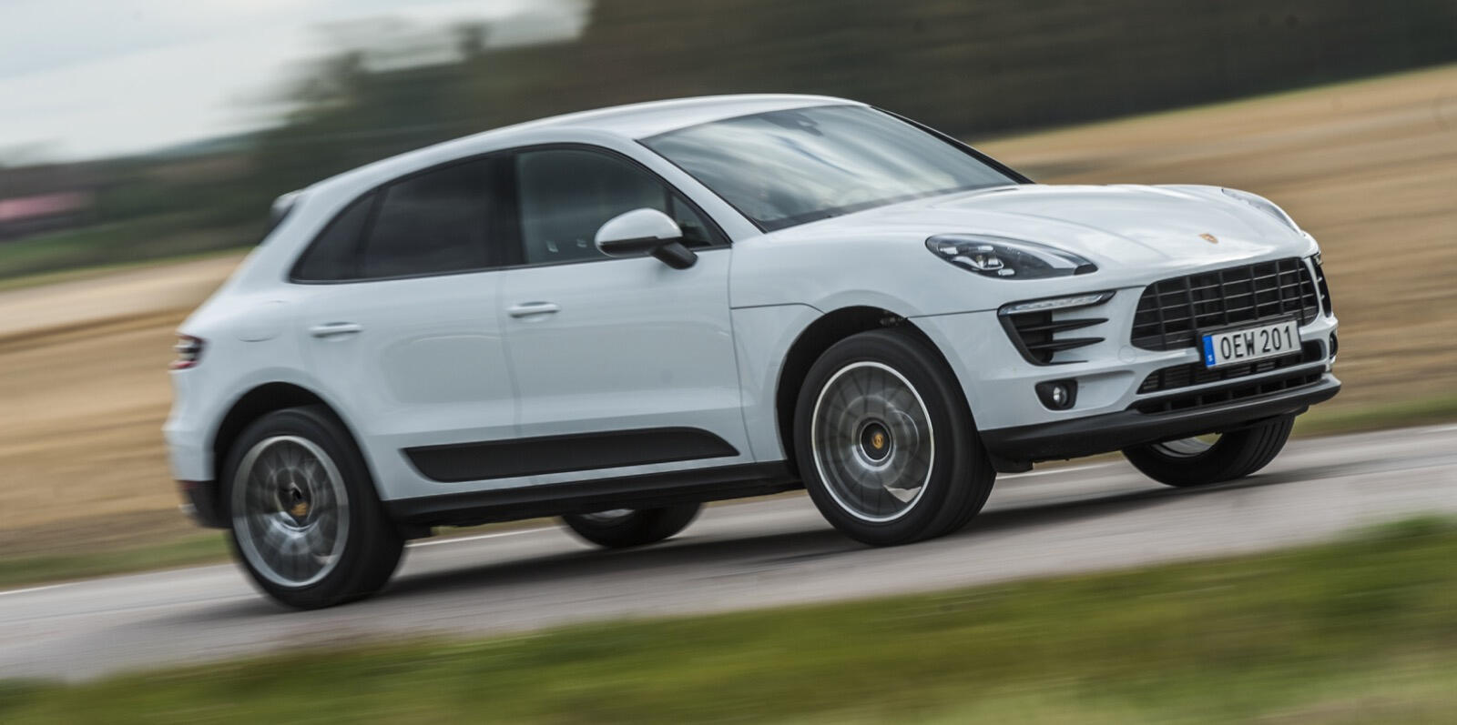 Porsche Macan S (AI text)