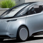 En framtida bil parkerad på gatan. (AI text)