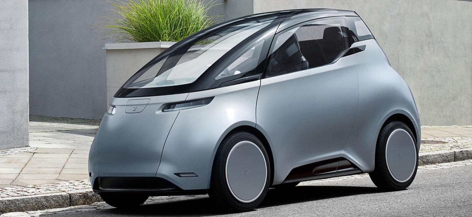 En framtida bil parkerad på gatan. (AI text)