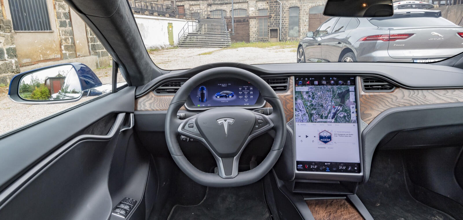 Tesla Model X-interiör med dashboardskiva och ratt (AI text)