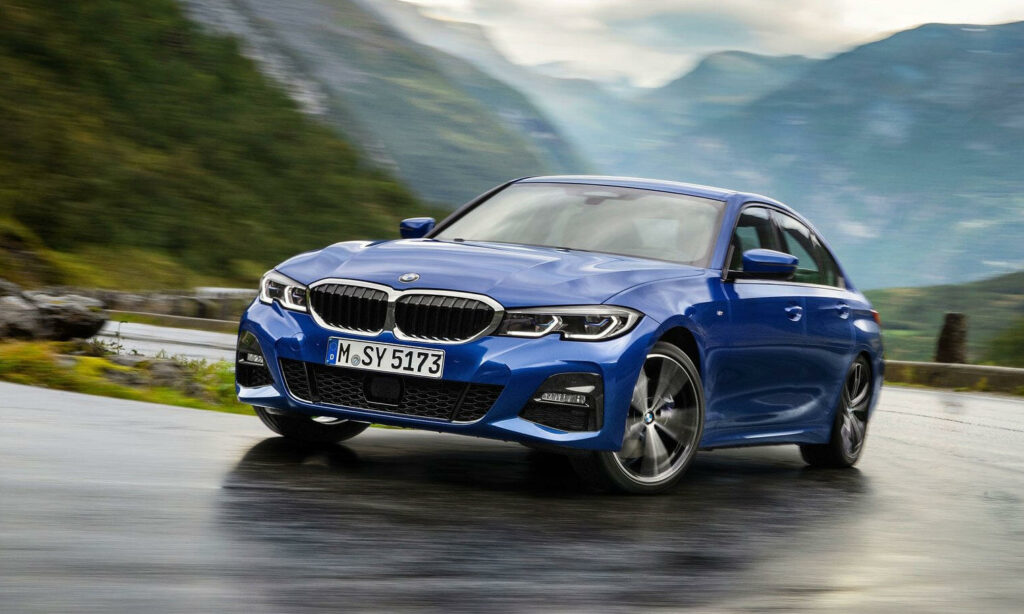 BMW 3-serie är en av årets viktigaste bilnyheter. Större njurar, bredare strålkastare och mer markerade luftintag under stötfångaren utmärker den nya modellen.