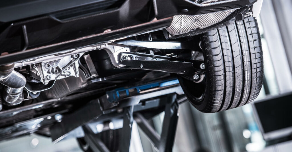 En bil hissar upp i en garage. (AI text)