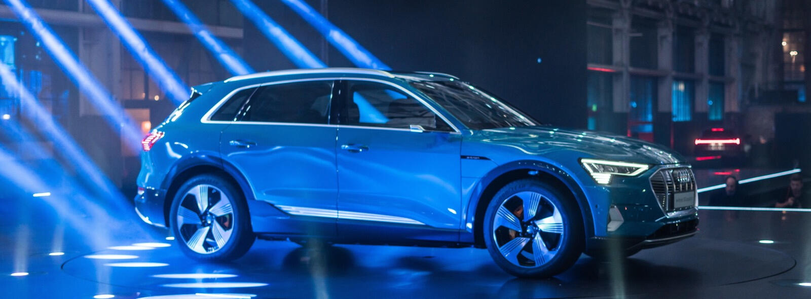 Audi e-tron-konceptbilen på Audi e-tron-premiären (AI text)