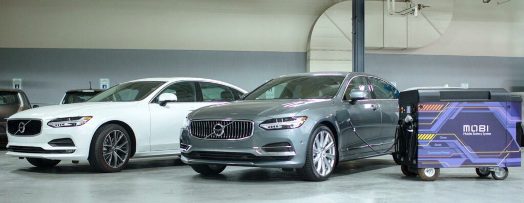 En bil parkeras i ett garage. (AI text)