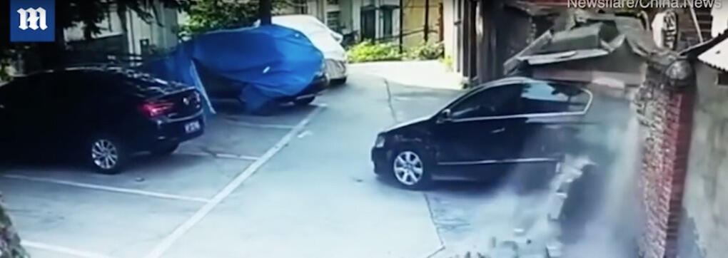 Ett mycket märkligt händelseförlopp. Kan det vara droger eller alkohol inblandade? Se filmen nedan.