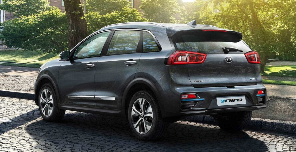 En grå Renault Kwid parkerad på en stenlagd gata. (AI text)