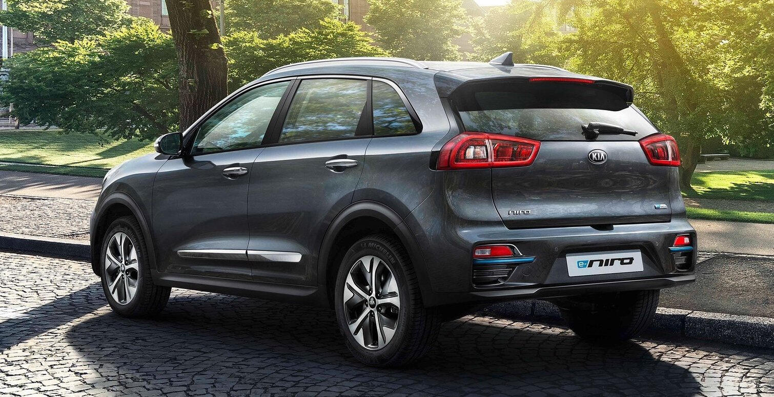 En grå Renault Kwid parkerad på en stenlagd gata. (AI text)