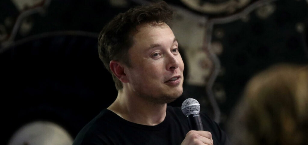 Elon Musk håller ett föredrag på en konferens. (AI text)