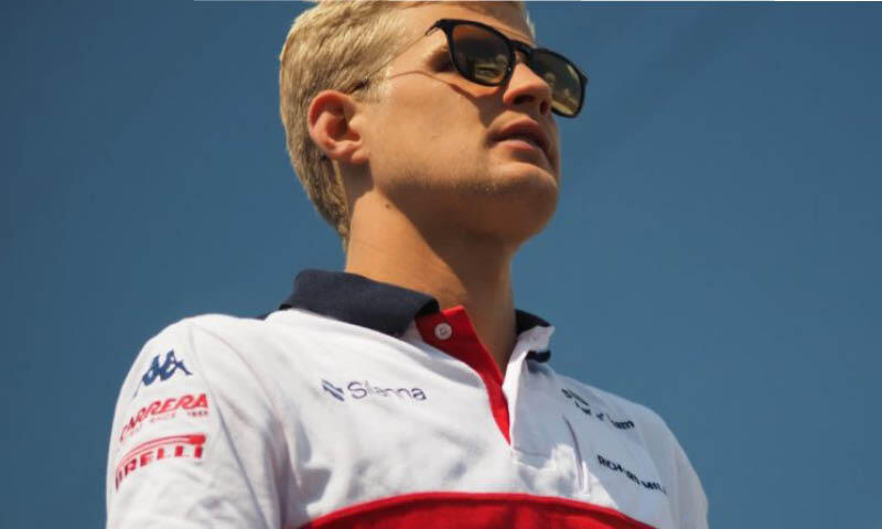 En man i ett rött och vitt skjortstånd står på en bana. (AI text)