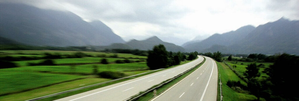 En väg i bergen (AI text)