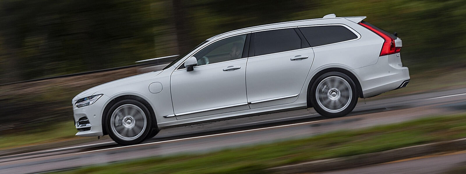 Elbilar och laddhybrider ökar snabbt i den svenska registreringsstatistiken. Volvo V90 är populärast totalt sett, men XC60 smiter före som laddhybrid.