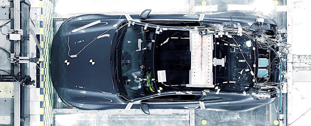 En bil undersöks i en kraschtestdyno. (AI text)