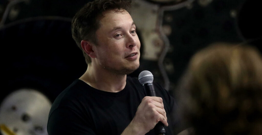 Elon Musk håller en föreläsning på en konferens. (AI text)