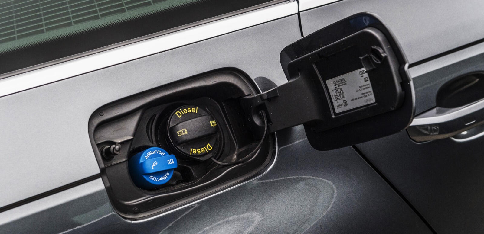 En bil är uppkopplad till en elladdare. (AI text)