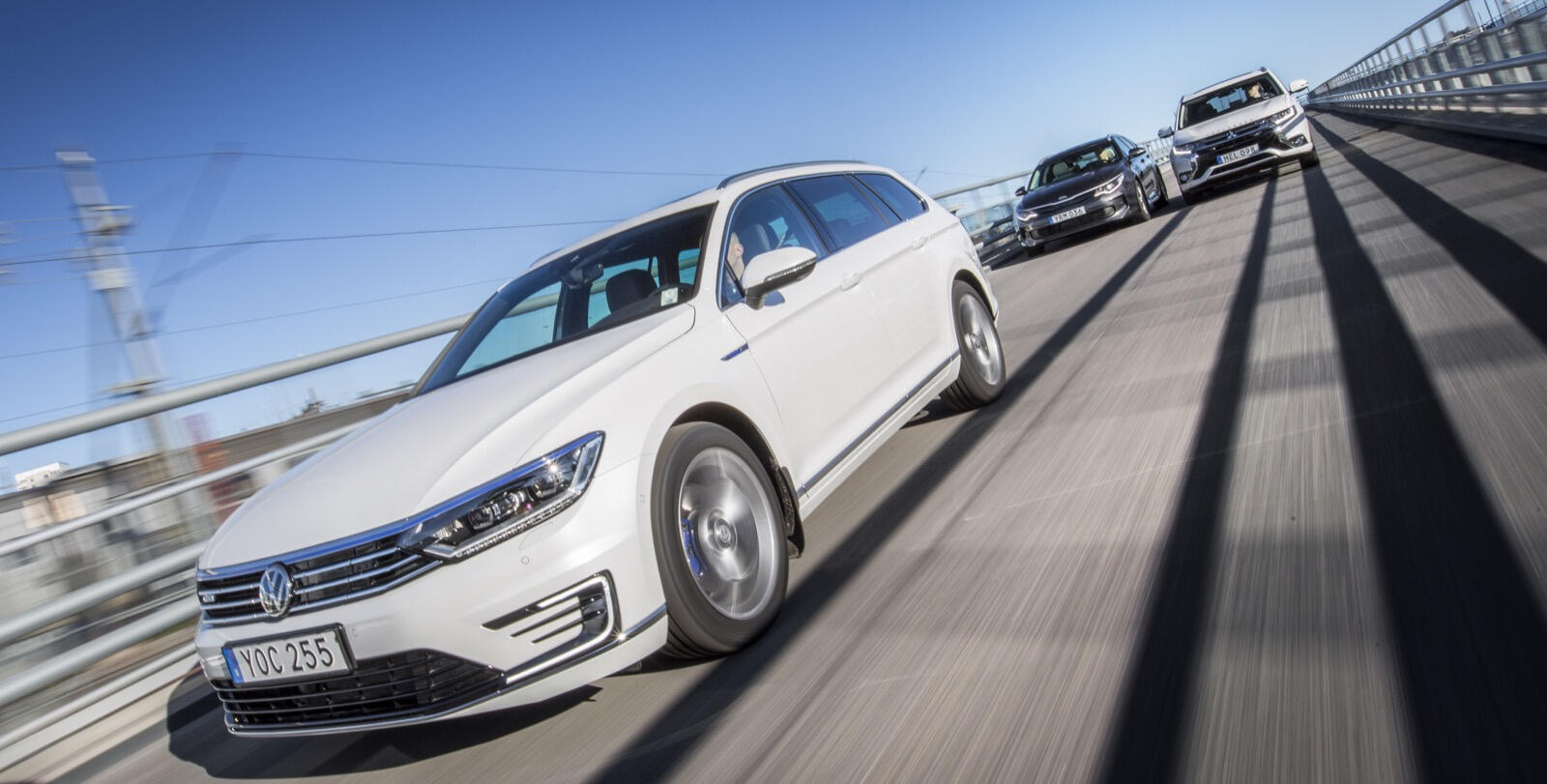 En grupp bilar kör över en bro. (AI text)