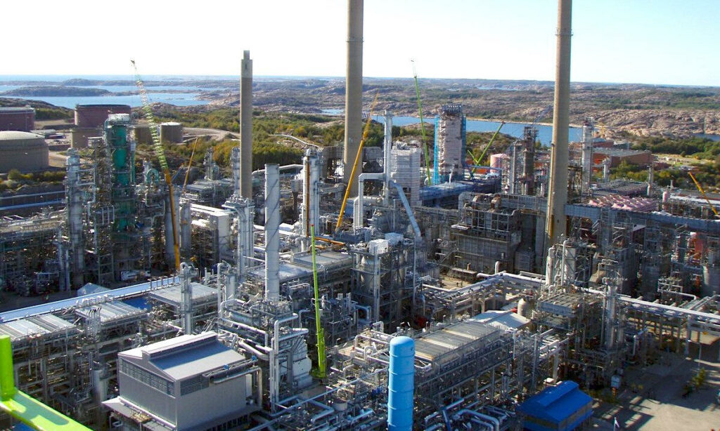 En stor industriell anläggning med ett stort antal byggnader och ett stort antal rör. (AI text)