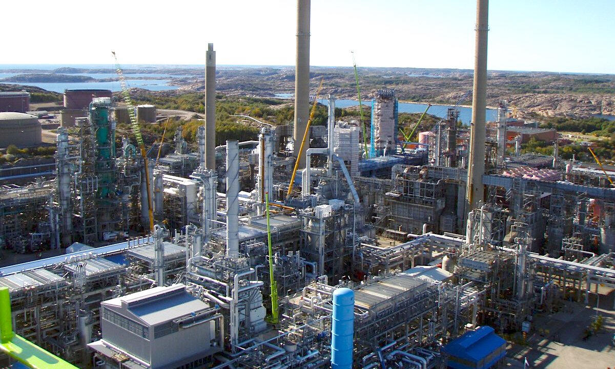 En stor industriell anläggning med ett stort antal byggnader och ett stort antal rör. (AI text)