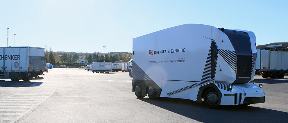 En fraktlastbil kör längs en gata. (AI text)