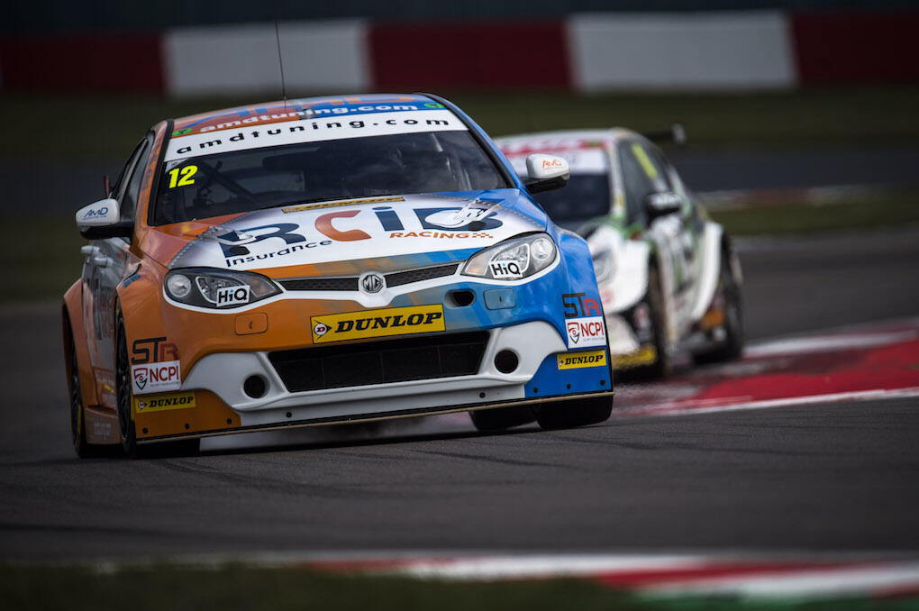 En racebil tävlar på en bana. (AI text)