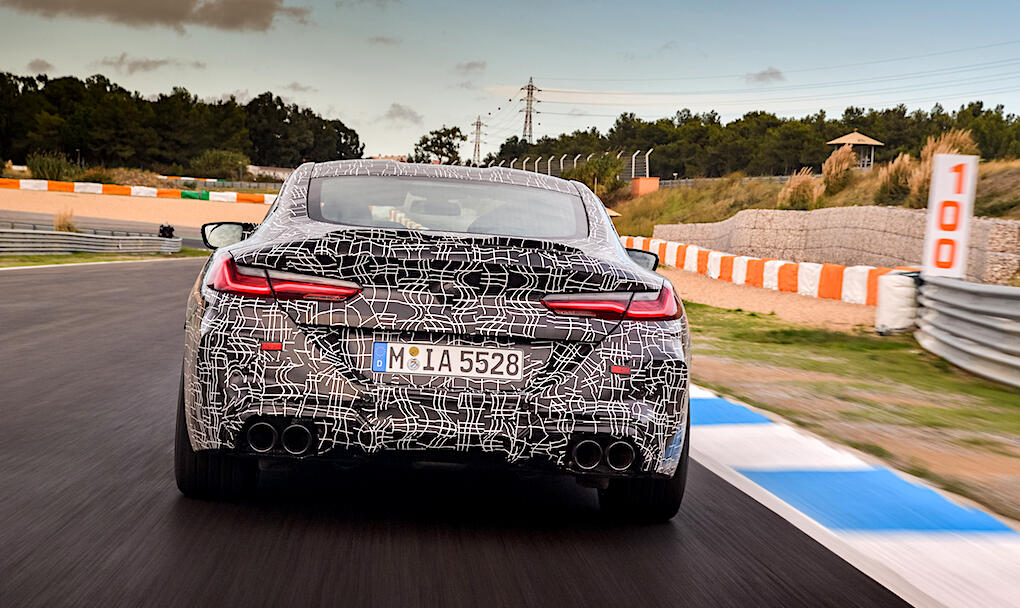 BMW M8 spårades på en racerbana (AI text)