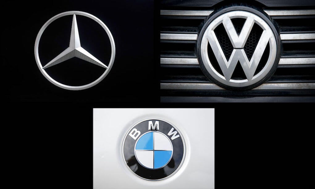 En grupp bilar med logotyper på dem. (AI text)